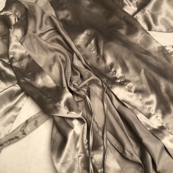 Silver Robe - Picture 2 of 6